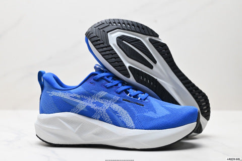Asics NOVABLAST 5 LE Sneakers: Low-top, lightweight, breathable, cushioned casual running shoes.