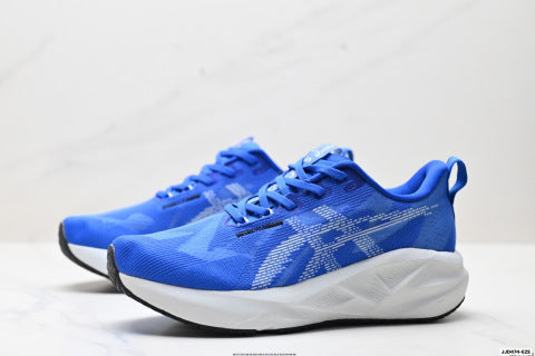 Asics NOVABLAST 5 LE Sneakers: Low-top, lightweight, breathable, cushioned casual running shoes.