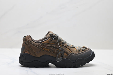 Asics Gel-Pickax athletic shoes, suitable for outdoor hiking and trekking, offering shock absorption for men and women.