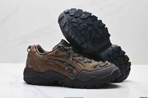 Asics Gel-Pickax athletic shoes, suitable for outdoor hiking and trekking, offering shock absorption for men and women.