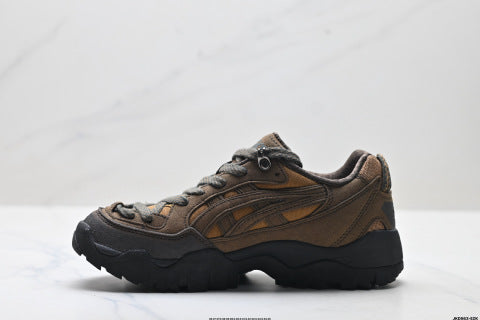Asics Gel-Pickax athletic shoes, suitable for outdoor hiking and trekking, offering shock absorption for men and women.