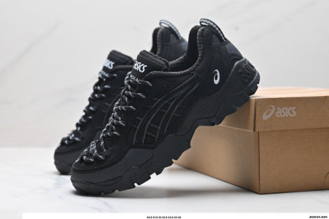 Asics GEL-PICKAX athletic shoes, suitable for hiking, outdoor activities, and providing shock absorption.