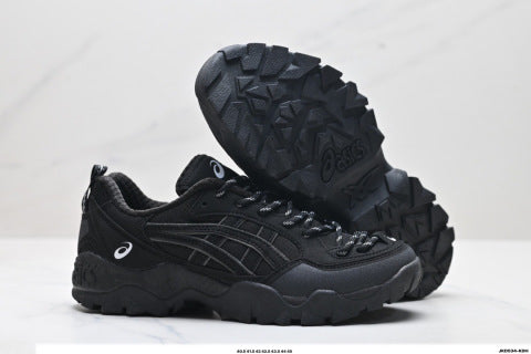 Asics GEL-PICKAX athletic shoes, suitable for hiking, outdoor activities, and providing shock absorption.