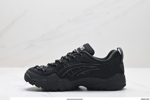 Asics GEL-PICKAX athletic shoes, suitable for hiking, outdoor activities, and providing shock absorption.