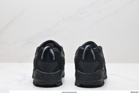 Asics GEL-PICKAX athletic shoes, suitable for hiking, outdoor activities, and providing shock absorption.