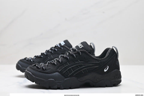 Asics GEL-PICKAX athletic shoes, suitable for hiking, outdoor activities, and providing shock absorption.