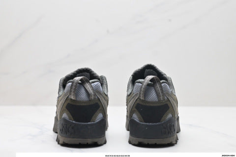 Asics GEL-PICKAX athletic shoes, suitable for hiking, outdoor activities, and providing shock absorption.