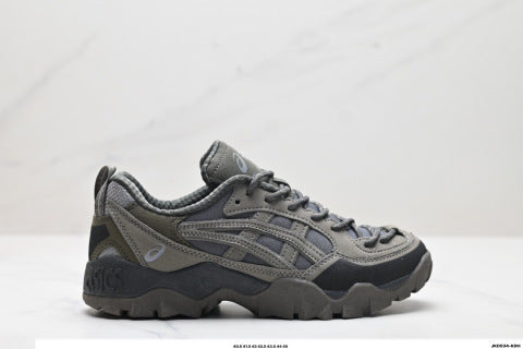 Asics GEL-PICKAX athletic shoes, suitable for hiking, outdoor activities, and providing shock absorption.