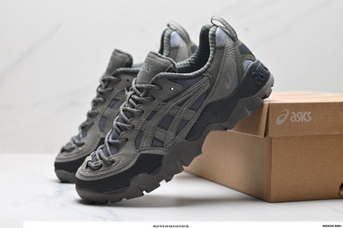Asics GEL-PICKAX athletic shoes, suitable for hiking, outdoor activities, and providing shock absorption.