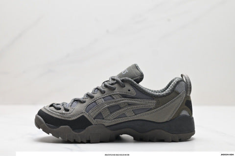 Asics GEL-PICKAX athletic shoes, suitable for hiking, outdoor activities, and providing shock absorption.