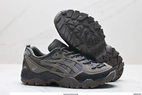 Asics GEL-PICKAX athletic shoes, suitable for hiking, outdoor activities, and providing shock absorption.