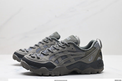 Asics GEL-PICKAX athletic shoes, suitable for hiking, outdoor activities, and providing shock absorption.