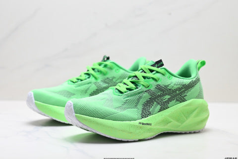 Asics NOVABLAST 5 LE Sneakers: Low-top, lightweight, breathable, cushioned, suitable for casual running and walking.
